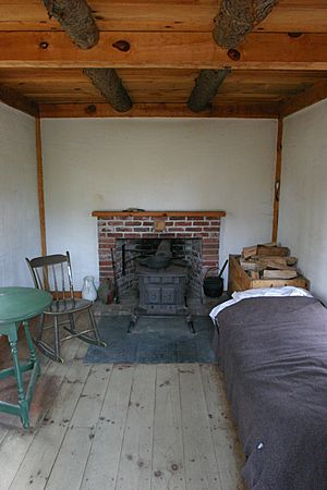 Archivo:The interior of Thoreaus original cabin replica, Walden Pond