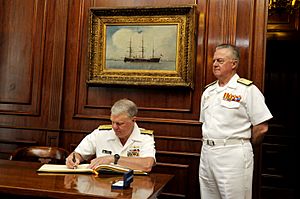 Archivo:US Navy 110523-N-ZB612-040 Chief of Naval Operations (CNO) Adm. Gary Roughead signs a guest book