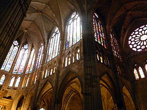Archivo:Vidrieras en la cabecera y crucero sur, catedral de León