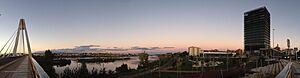 Archivo:Vista del Guadiana a su paso por el Puente Real y torre de Caja Badajoz