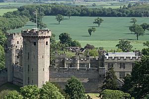 Archivo:WarwickCastle FromStMarysChurch 2