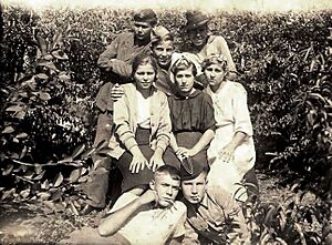 Archivo:Люба Шевцова (в среднем ряду первая слева) перед отъездом в школу радистов. Март 1942 г