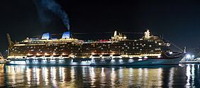 Archivo:066a Britannia in Port of Bridgetown at night - Barbados - 3 1 - V-P