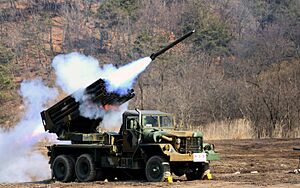Archivo:2014.2.24 육군 5포병여단 K-136 130mm 다련장로켓 사격훈련 Republic of Korea Army 5th Artillery Brigade (12782973375)