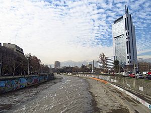 Archivo:2017 Santiago de Chile - Río Mapocho y Torre de las Telecomunicaciones