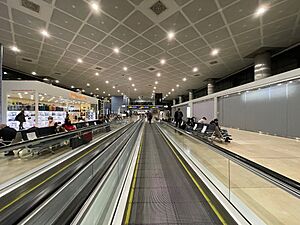 Archivo:202201 Terminal 3 Gate E of Madrid-Barajas Airport