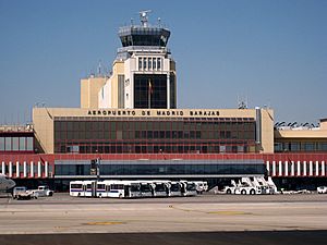 Archivo:Aeropuerto de Madrid-Barajas - Exterior 02