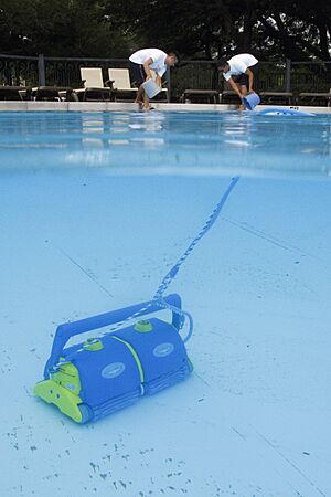 Archivo:Angel Saavedra and Joshua Caslill, both lifeguards, clean around the pool deck while a skimmer cleans the bottom of the pool during preparations for the 2010 swimming season at Randolph Air Force Base, Texas 100520-F-SS509-010