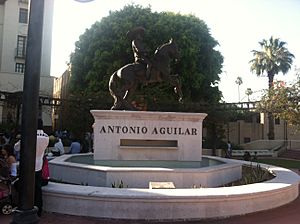 Archivo:Antonio Aguilar Equestrian Statue Los Angeles