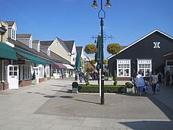 Bicester outlet village - panoramio.jpg