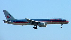 Archivo:Boeing 757-200 (American Airlines) 092