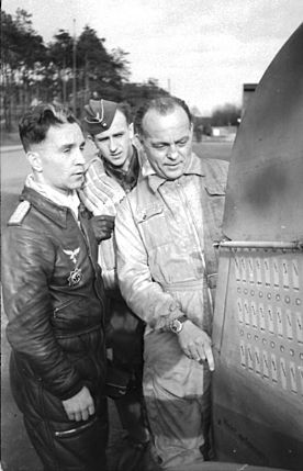 Archivo:Bundesarchiv Bild 101I-676-7975A-28, Wunstorf, Major Günther Specht und Prof. Kurt Tank