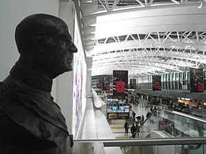 Archivo:Busto en homenaje al ministro Juan Pistarini (Aeropuerto Internacional de Ezeiza).