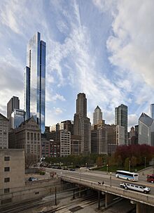 Archivo:Calle E Monroe St, Chicago, Illinois, Estados Unidos, 2012-10-20, DD 03