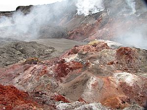 Archivo:Clouds of smoke from burning sulfur-rich lignite deposits