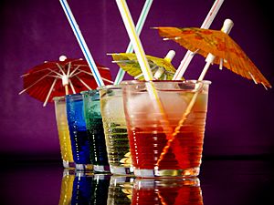 Archivo:Cocktails mit Schirmchen