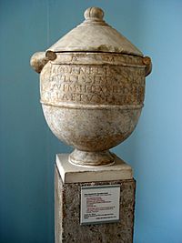 Archivo:DSC00240 - Urna di L. Cornelio Leto - da Roma - sec. I d.C. - Foto di G. Dall'Orto