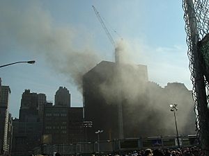 Archivo:Deutsche Bank Building fire 8-18-07 09