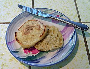 Archivo:EnglishMuffinOnPlate wb