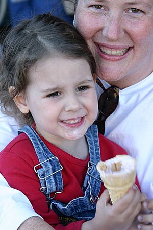 Archivo:Enjoying ice cream