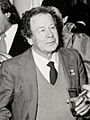 Fernando Claudín conversa con Felipe González en el transcurso de una recepción ofrecida a artistas e intelectuales (1983)