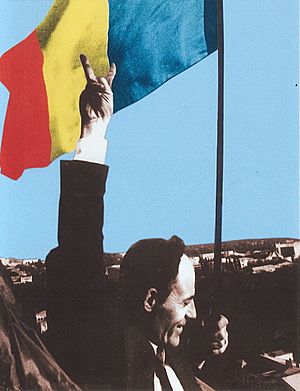 Archivo:Gheorghe Ghimpu arboreaza Tricolorul