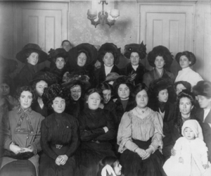 Archivo:Group of mainly female shirtwaist workers on strike, in a room, New York