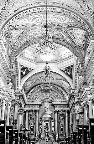 Archivo:Interior de la basilica colegiata de Nuestra Senora de guanajuato