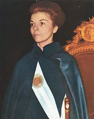 Archivo:Isabel Perón con el bastón y la banda presidencial