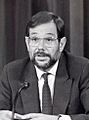 Javier Solana en la rueda de prensa posterior al Consejo de Ministros junto al ministro de Educación y Ciencia (cropped)