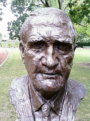Archivo:John McEwen bust