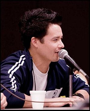 Archivo:Johnny Yong Bosch at microphone