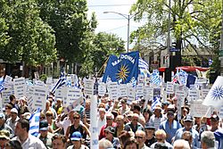 Archivo:Macedonian Greek-Australians rally in Melbourne, people with flags and signs