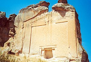 Monumento de Midas, una tumba frigia excavada en la roca con una epigrafía en alfabeto frigio dedicada a Midas (c. 700 a. C.).
