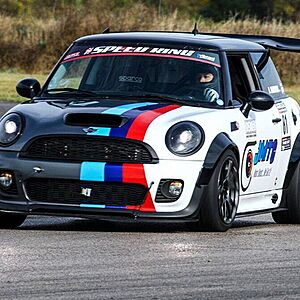 Archivo:Mini cooper race car time attack flying pigs racing