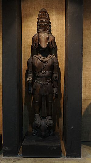 Archivo:Monolith statue made by Bhuta Cult