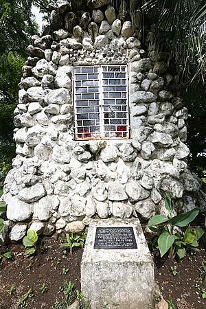 Archivo:Monumento-conmemorarivo
