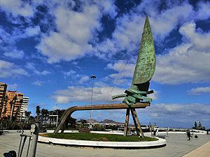 Archivo:Monumento homenaje a la Vela Latina
