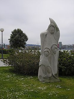 Archivo:Monumento homenaxe expedición Balmis Coruña