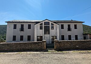 Archivo:Murias de Paredes, colegio
