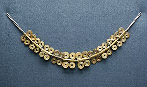 Archivo:Mycenaean necklace golden spirals 12 century bC