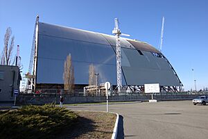 Archivo:New-safe-confinement-April-2015-IMG 8575