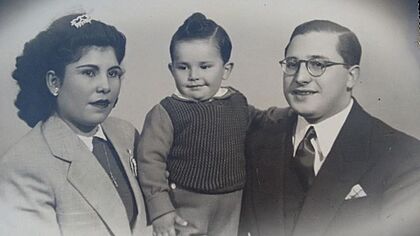 Archivo:Orlanda Maldonado, Nicolás Alessio y su pequeño hijo, Carlos Alberto Alessio