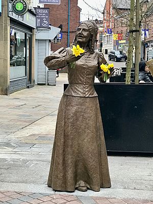 Archivo:Our Elizabeth bronze statue in Congleton