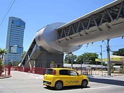 Archivo:Pedestrian separation structure in Recife, Pernambuco, Brazil