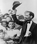 Archivo:Pedro Albizu Campos raising his hat to a crowd, 1936