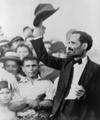 Pedro Albizu Campos raising his hat to a crowd, 1936.jpg