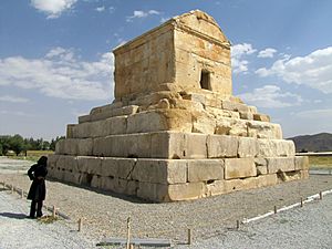 Archivo:Persia-Tomb-of-Cyrus-the-Great-Passargad-530BC