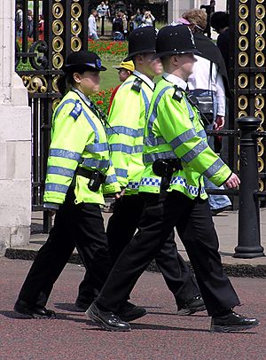 Archivo:Police.three.on.patrol.london.arp