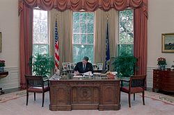 Archivo:President Ronald Reagan working at his desk in the Oval Office